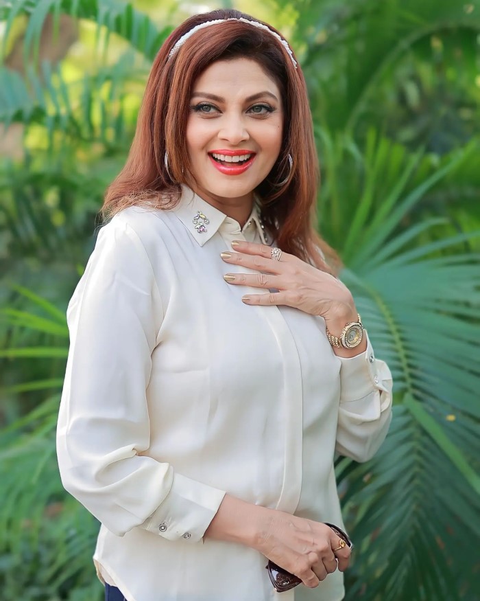 अगर हम वर्षा के बारे में बात करें तो उन्हें बीआर चोपड़ा के महाभारत शो में देखा जा चुका है और उन्होंने अर्जुन के बेटे अभिमन्यु की पत्नी उत्तरा का किरदार भी अदा किया था