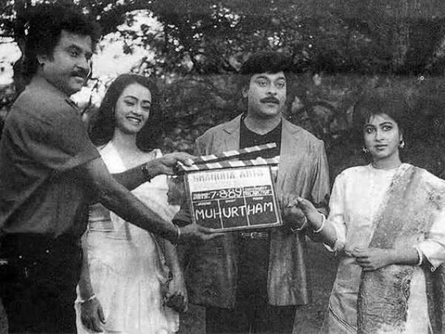 Rajnikanth clapping at Chiranjeevi, Amala and Radhika during a film shoot.