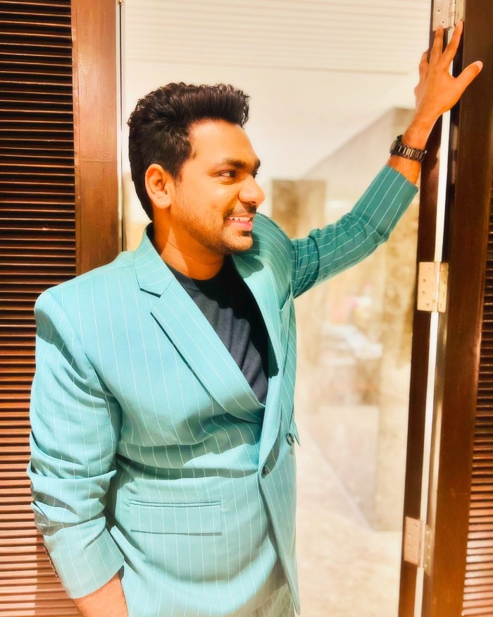 जाकिर खान अभी के समय पर एक मशहूर स्टैंड अप कॉमेडियन बन चुके हैं और इतना ही नहीं आप जल्दी ही वह अपना कॉमेडी चैट शो लेकर आने वाले हैं