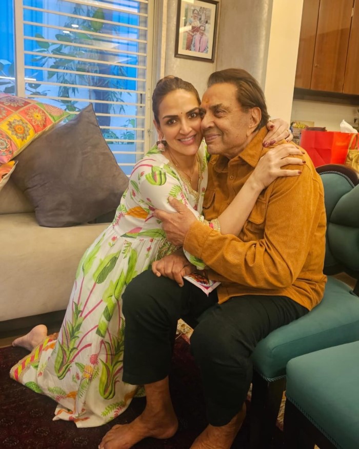 बॉलीवुड हंगामा के साथ में बातचीत के दौरान ईशा देओल ने बताया था कि मां से परमिशन मिलने का मतलब है कि पिता से भी मिल गई है