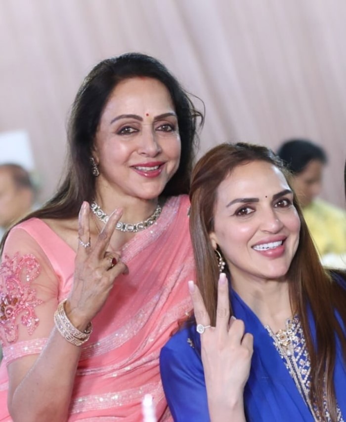 जानकारी के लिए आपको बता दें कि ईशा देओल ने कुछ तो है, क्या दिल ने कहा और ना तुम जानो ना हम जैसी फिल्मों में काम किया