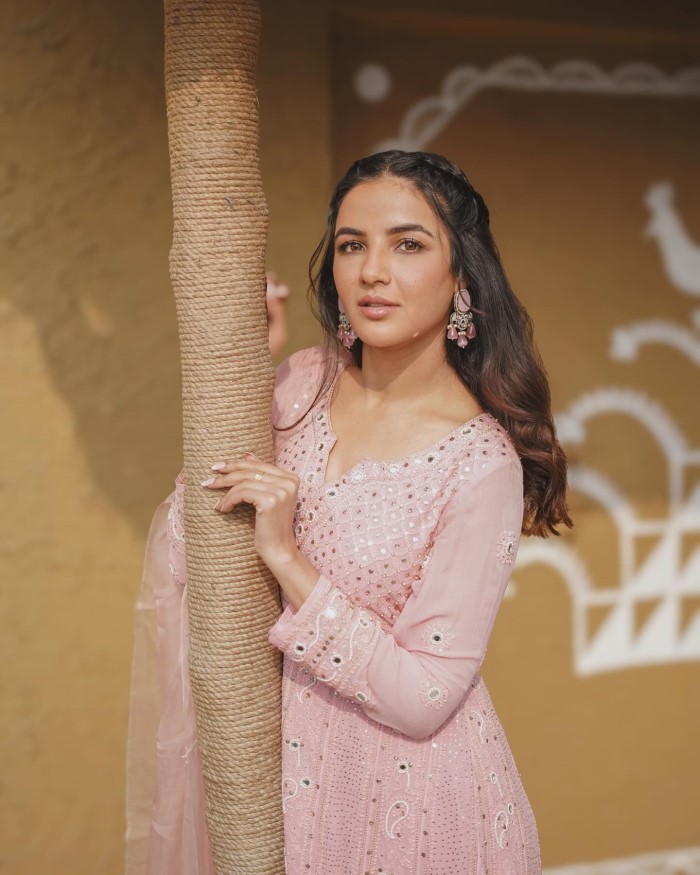 जानकारी के लिए आपको बता दें कि जैस्मिन भसीन को सलमान खान के रियलिटी शो बिग बॉस में देखा जा चुका है