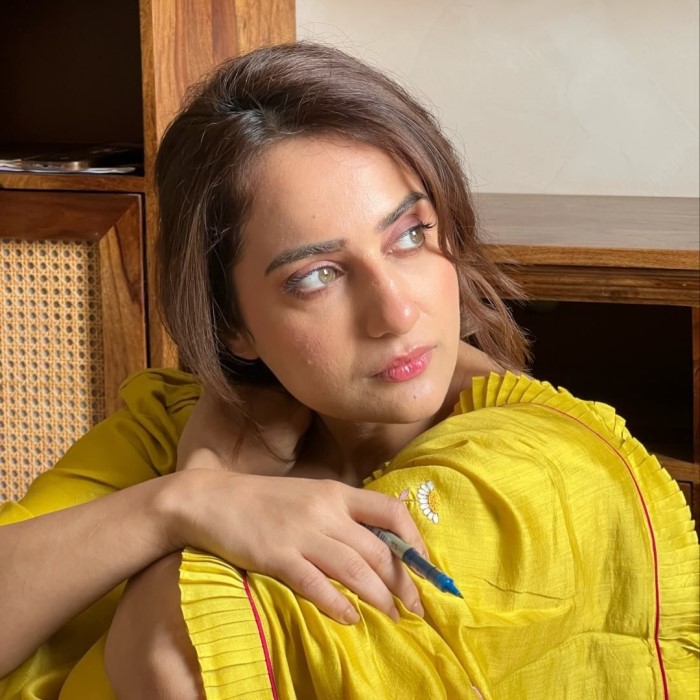 कुशा कपिला इस समय बॉलीवुड इंडस्ट्री में छाई हुई है और वह सोशल मीडिया की एक बहुत ही फेमस इनफ्लुएंसर भी है