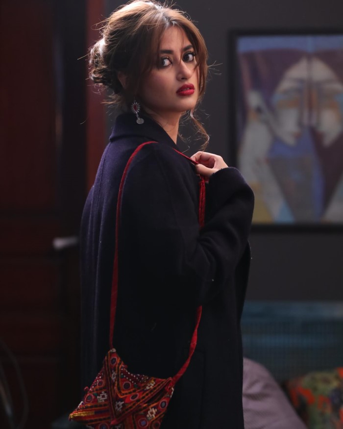 दरअसल शेयर की गई इस वीडियो में एक शख्स बाइक पर अपने बेटे के साथ में जा रहा था और सरेआम बुर्का पहनी हुई महिला को छेड़ता हुआ नजर आया।