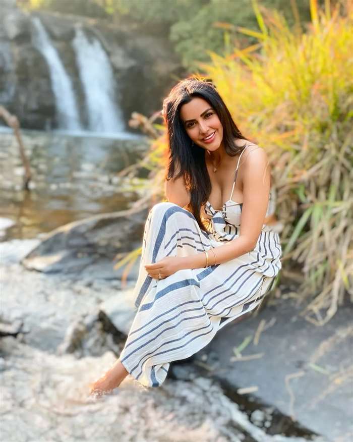Priya Anand’s Latest Photoshoot Goes Viral: A Stunning Display of Glamour