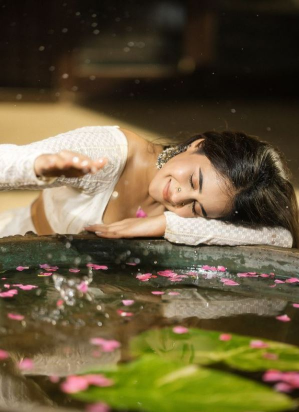 Telugu Actress Deepthi Sunaina Photoshoot