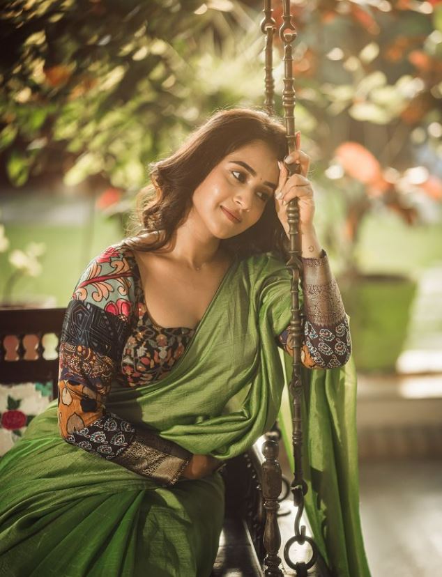 Telugu Actress Deepthi Sunaina Photos