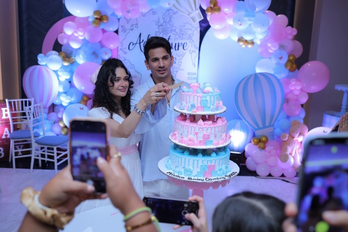 अपने बेबी शावर में युविका ने व्हाइट कलर की वेस्टर्न ड्रेस पहनी हुई थी और आपको बता दे कि इस दौरान वह काफी प्यारी लग रही थी