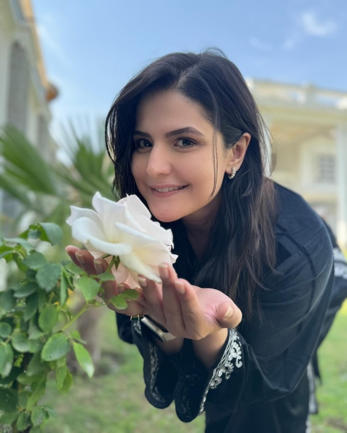 लेकिन अब हाल ही में जरीन खान ने अपनी शादी को लेकर बात की है और बताया है कि उनके रिश्ते नहीं आते और साथ ही