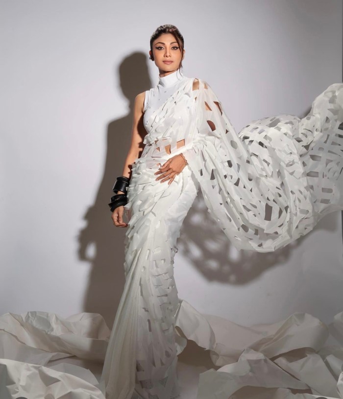 Classic White Saree with a Modern Cut-Out Pallu