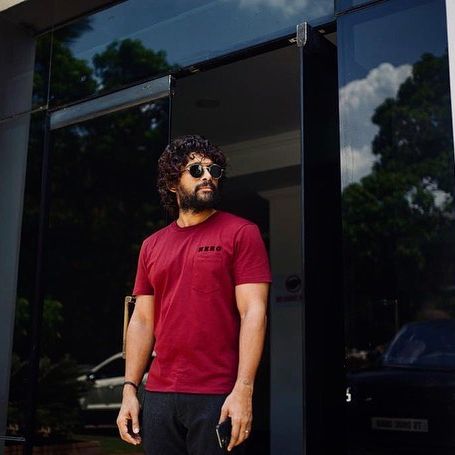 Allu Arjun: The “Pushpa” star charges around ₹100 crore to ₹125 crore per film.