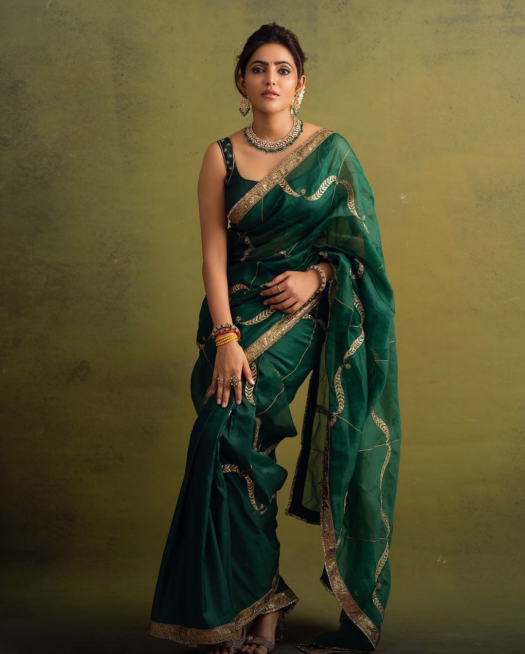 Athulya Ravi's Breathtaking Green Saree Ensemble.