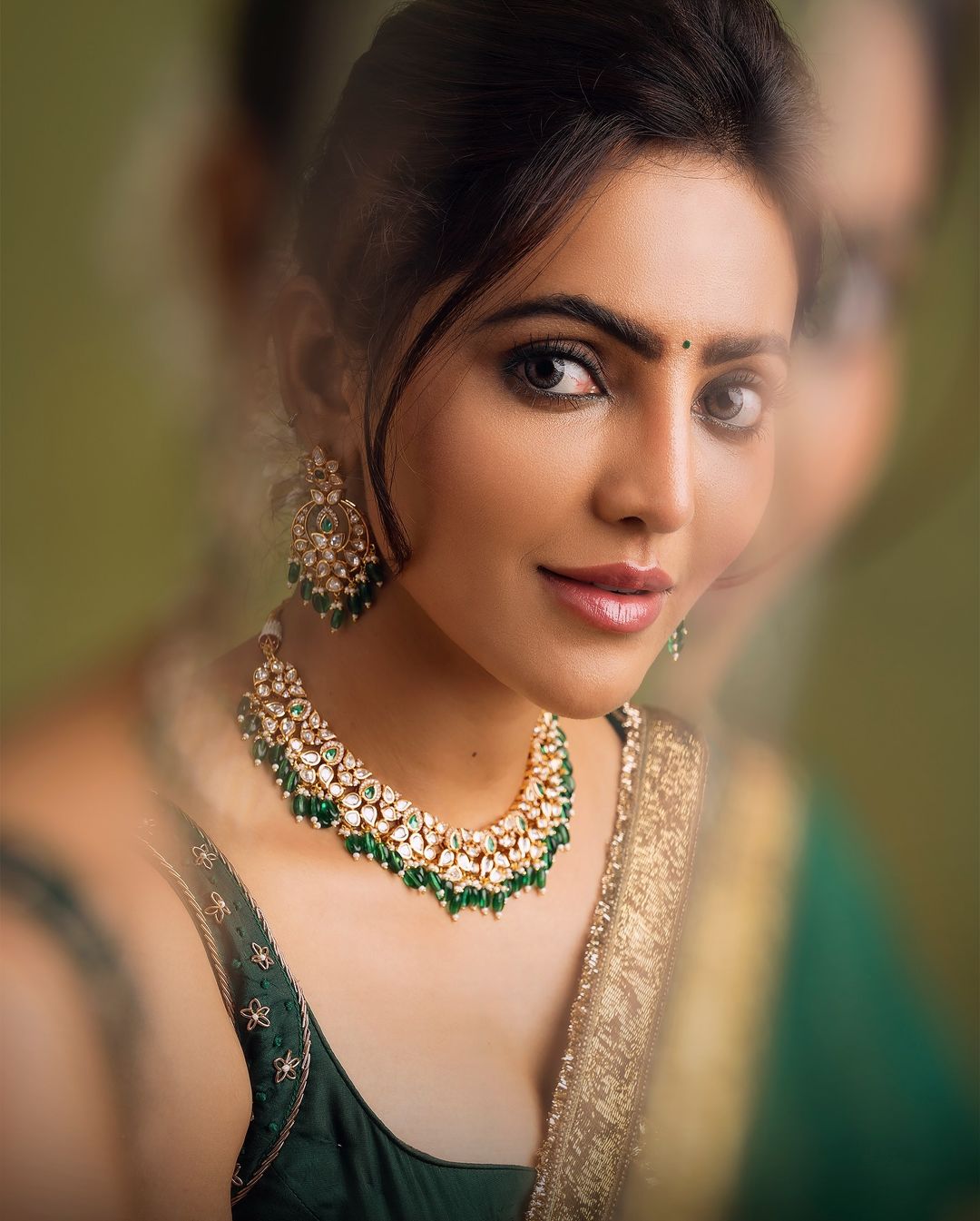 Athulya Ravi's Breathtaking Green Saree Ensemble.