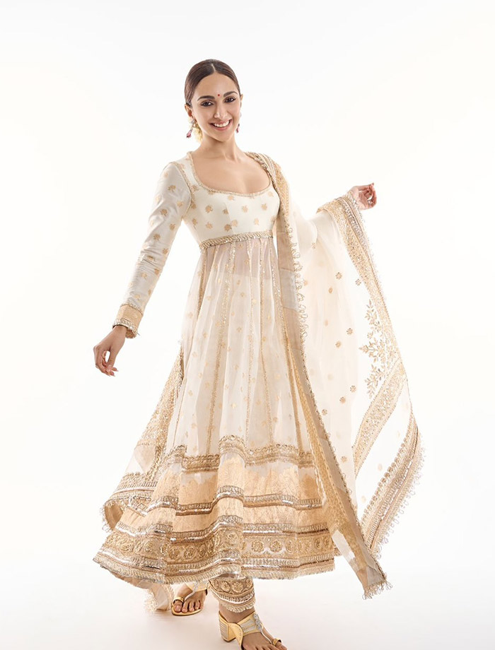 We cannot stop crushing over Kiara Advani's Ganesh Chaturthi look