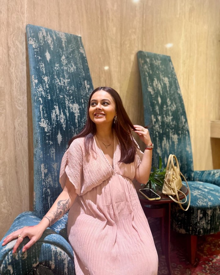 अपने पहले बच्चे के लिए यह कपल काफी ज्यादा खुश भी है। लेकिन अब हाल ही में देवोलीना ने बच्चों के लिए मां छठी मैया का धन्यवाद किया है