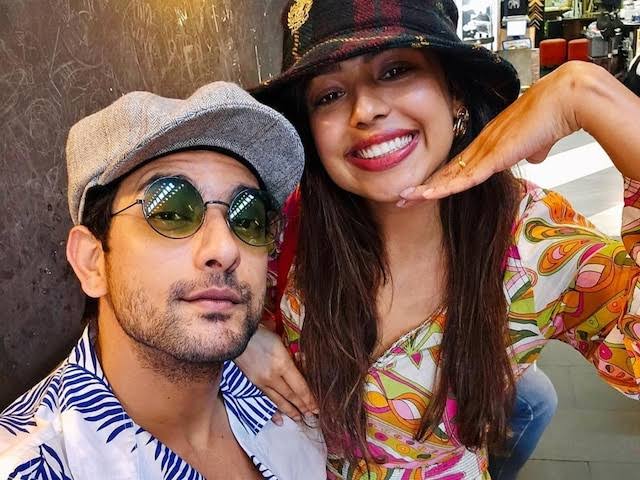 इनसाइडर द्वारा यह भी बताया गया कि दोनों की पहली मुलाकात धर्मपत्नी के शो के सेट पर ही हुई थी