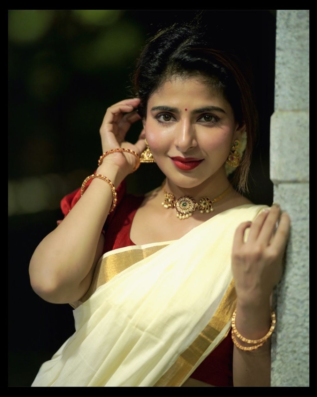 Iswarya Menon wore a classic off-white Kerala saree, which is a staple for Onam celebrations.