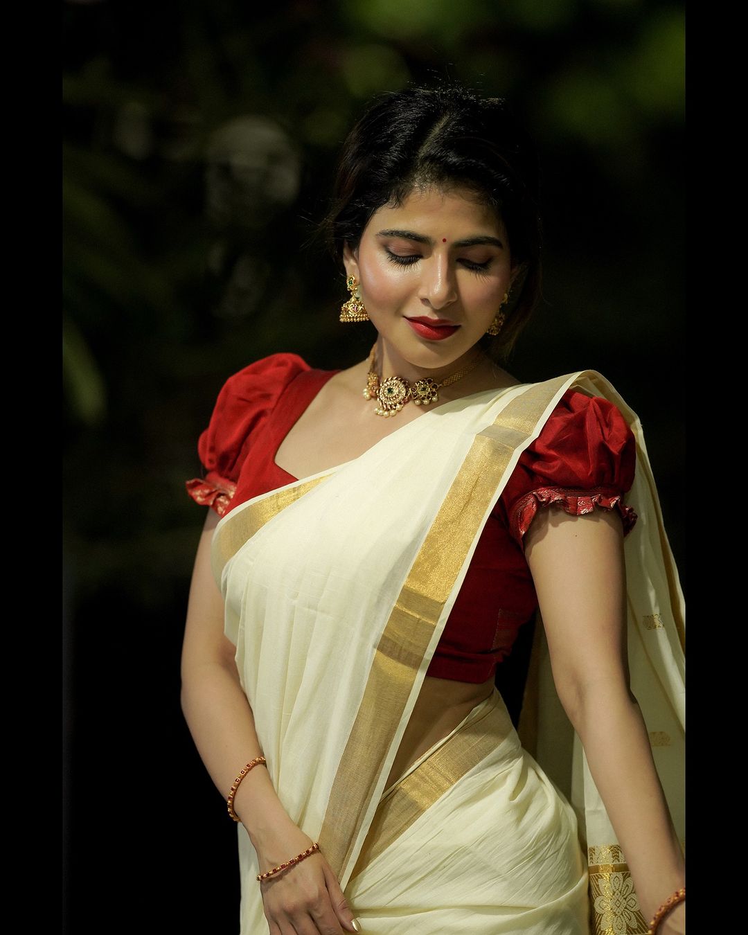 Iswarya Menon wore a classic off-white Kerala saree, which is a staple for Onam celebrations.
