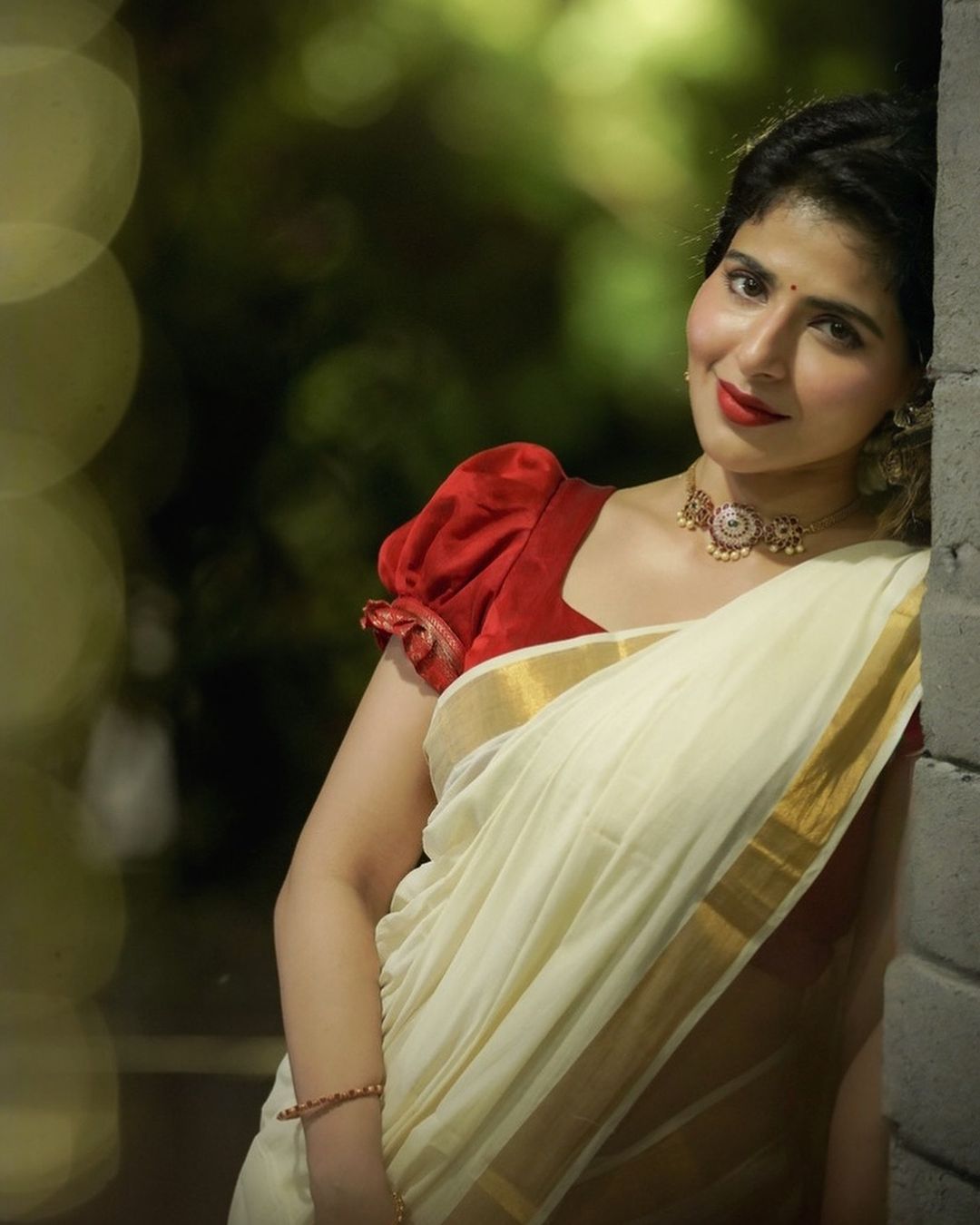 Iswarya Menon wore a classic off-white Kerala saree, which is a staple for Onam celebrations.