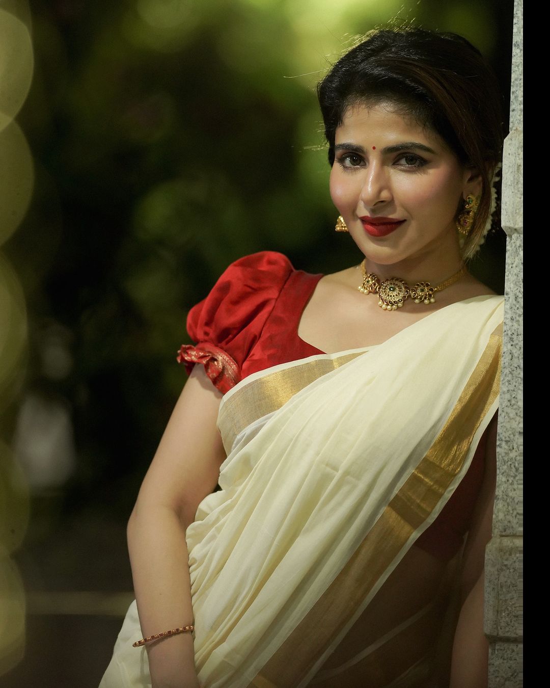 Iswarya Menon wore a classic off-white Kerala saree, which is a staple for Onam celebrations.