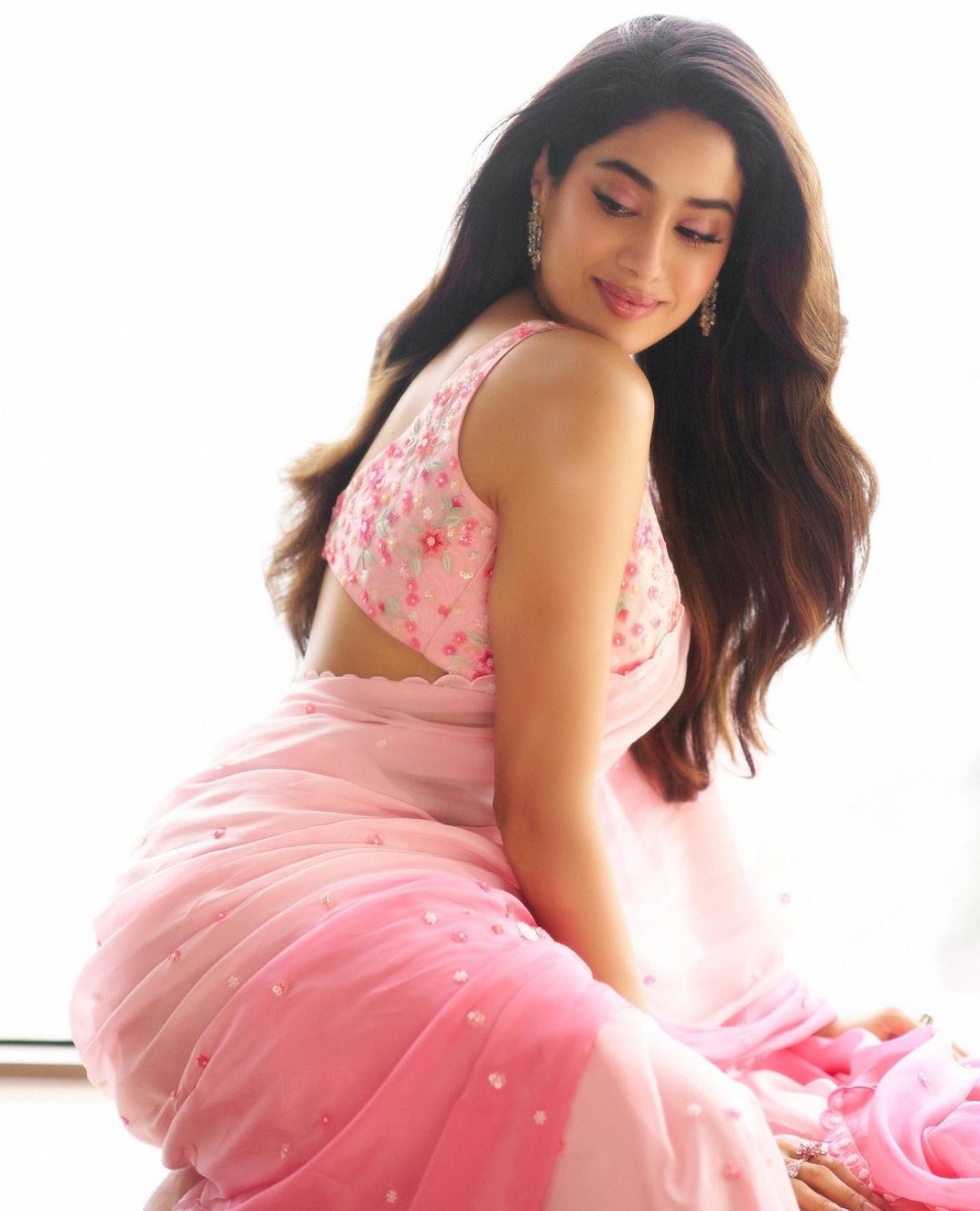 Janhvi Kapoor has once again set the fashion world abuzz with her latest appearance in a breathtaking pink saree.