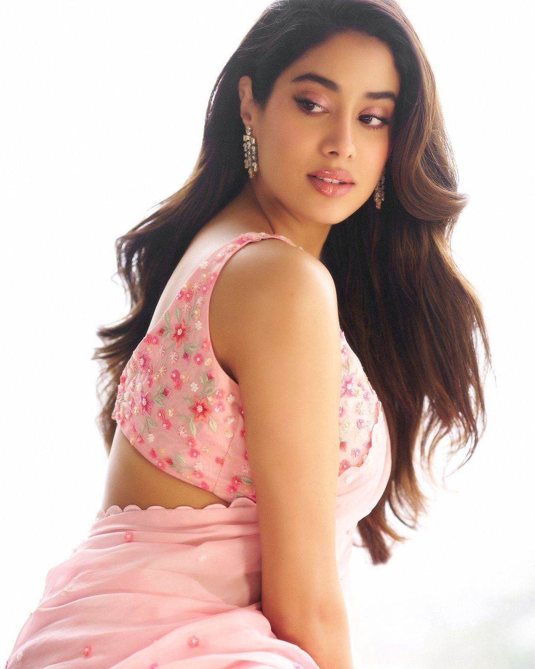 Janhvi Kapoor has once again set the fashion world abuzz with her latest appearance in a breathtaking pink saree.