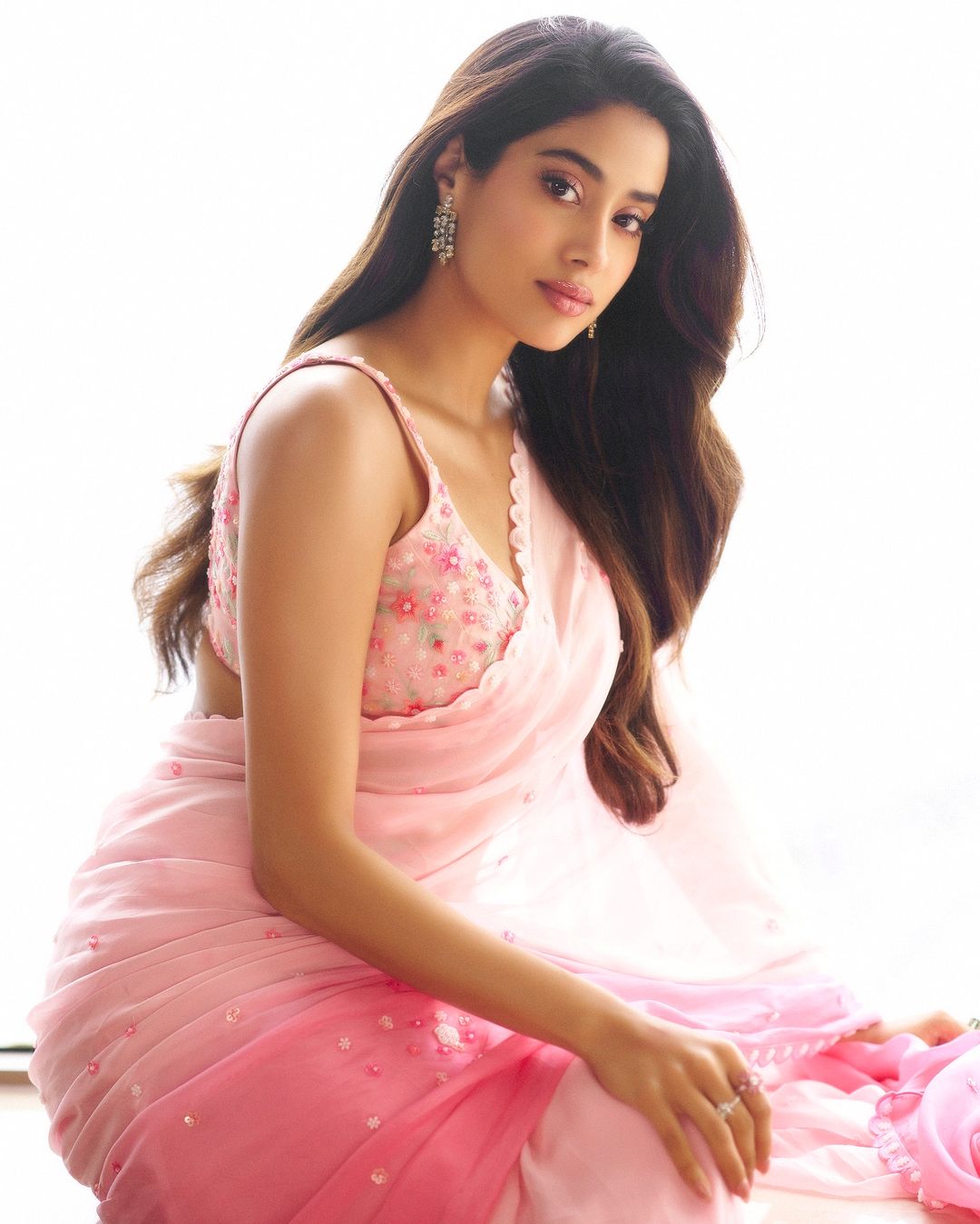 Janhvi Kapoor has once again set the fashion world abuzz with her latest appearance in a breathtaking pink saree.
