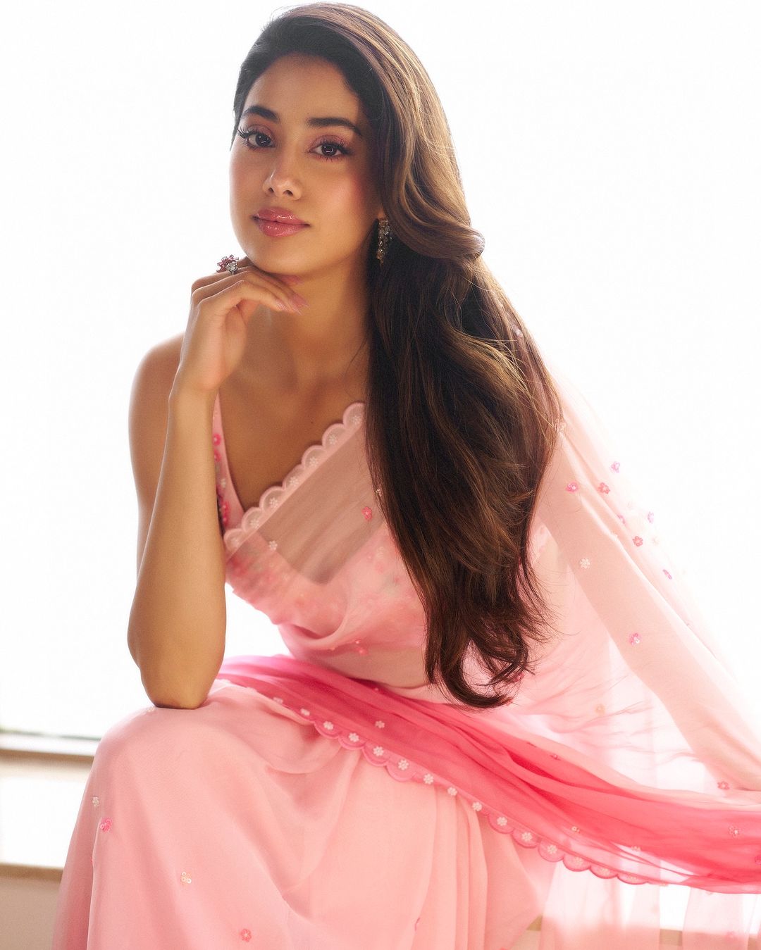Janhvi Kapoor has once again set the fashion world abuzz with her latest appearance in a breathtaking pink saree.