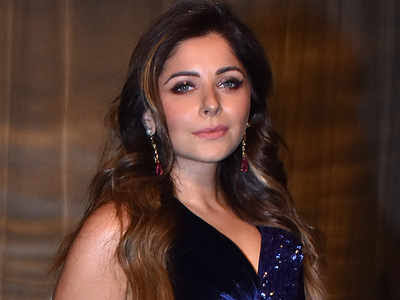 Kanika Kapoor Trolled For Her Divorce Gets Emotional People Said Ab Aunty Pop Star Banegi