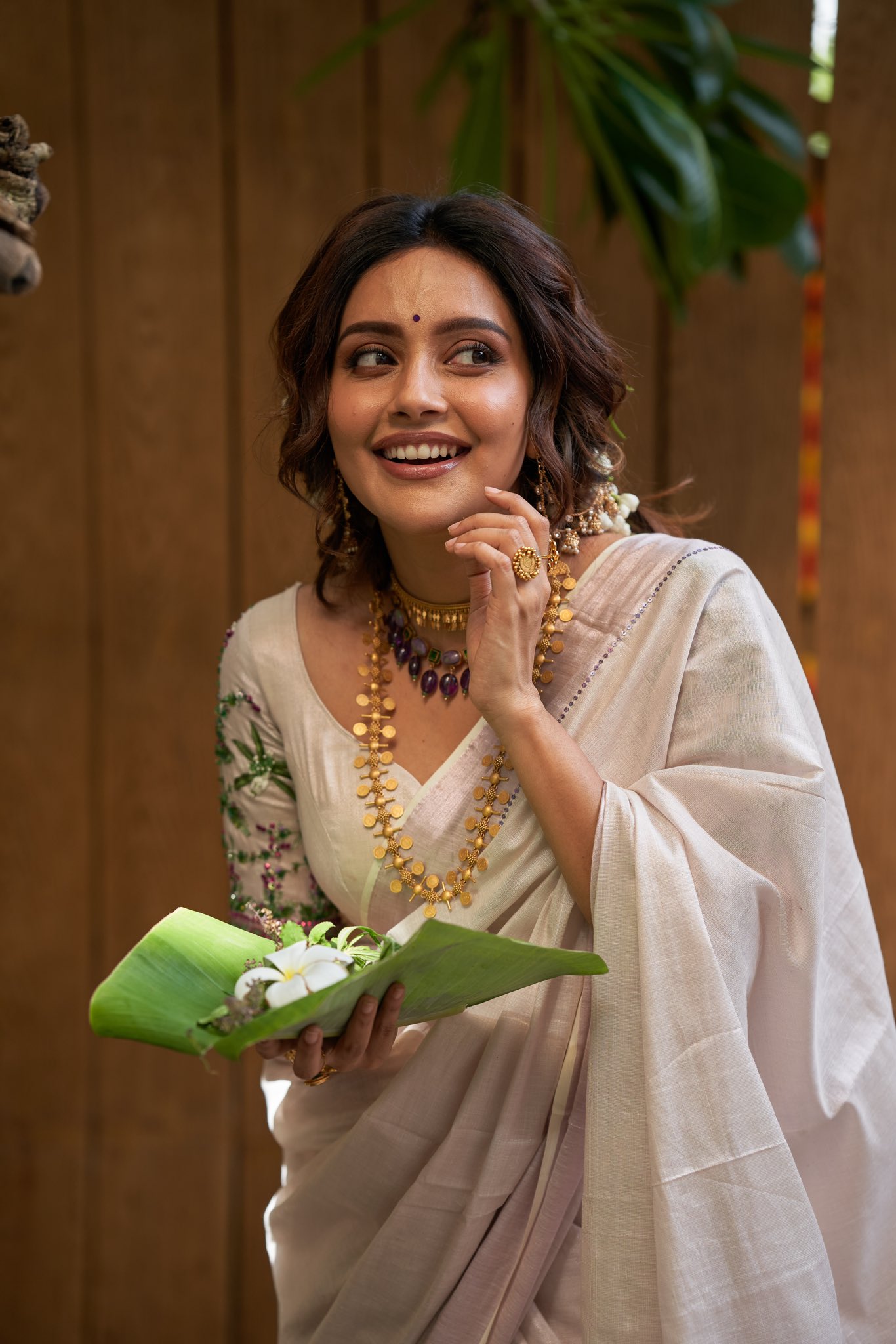 Mahima Nambiar looked stunning in a traditional Kerala saree with a golden border.