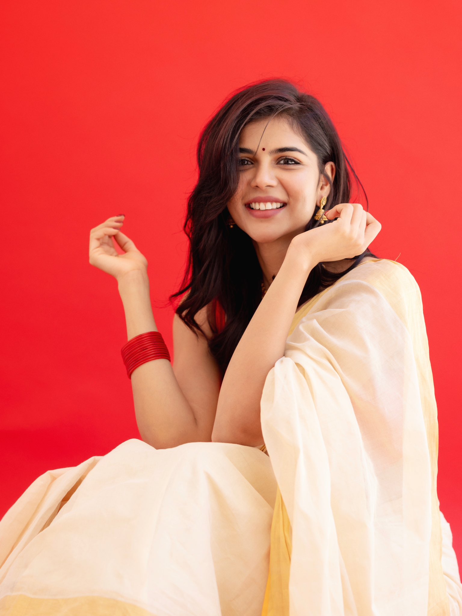 Kalyani Priyadarshan opted for a minimalistic yet elegant look with a white saree featuring a gold border