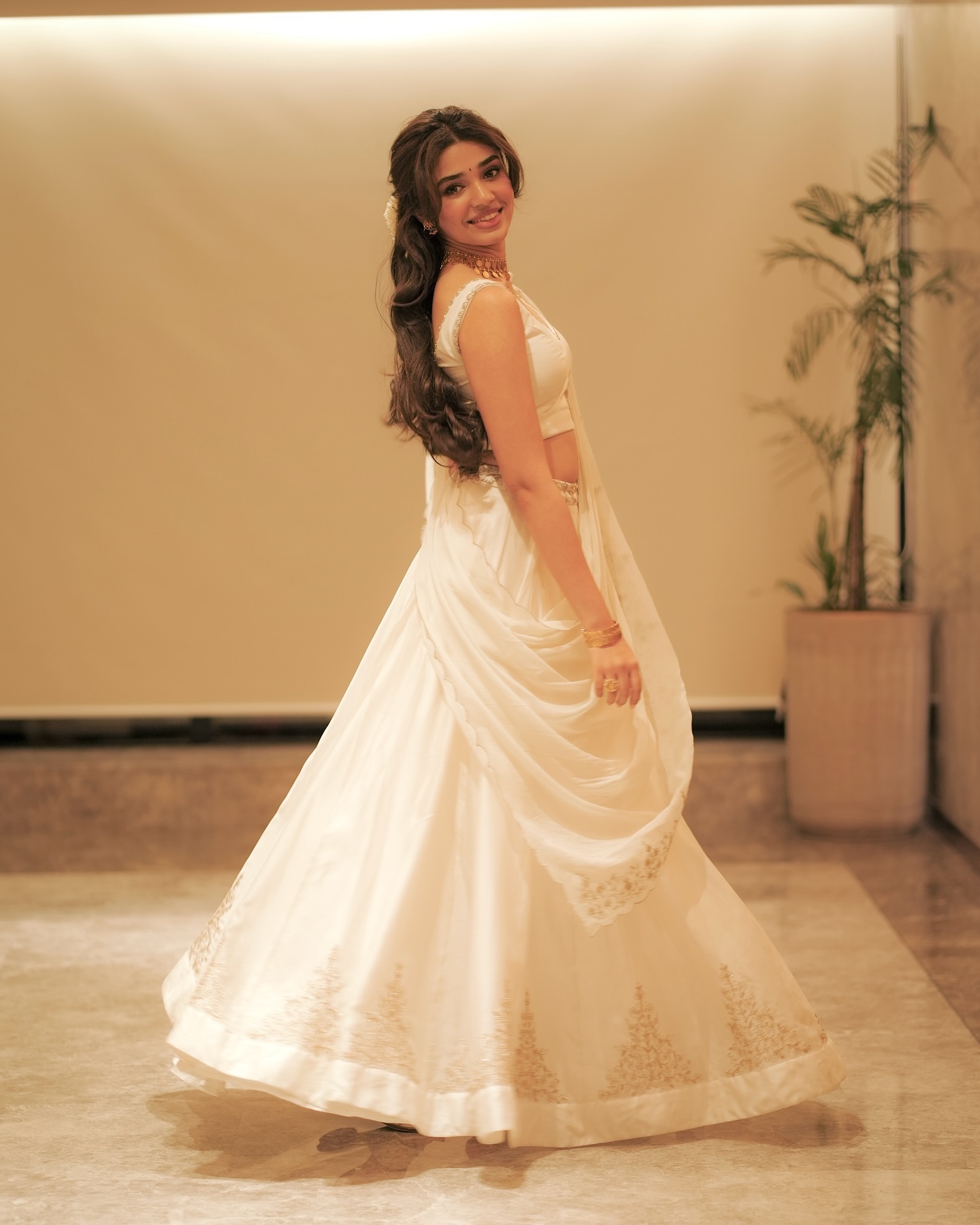Krithi Shetty looked breathtaking in a traditional white saree adorned with a golden border.