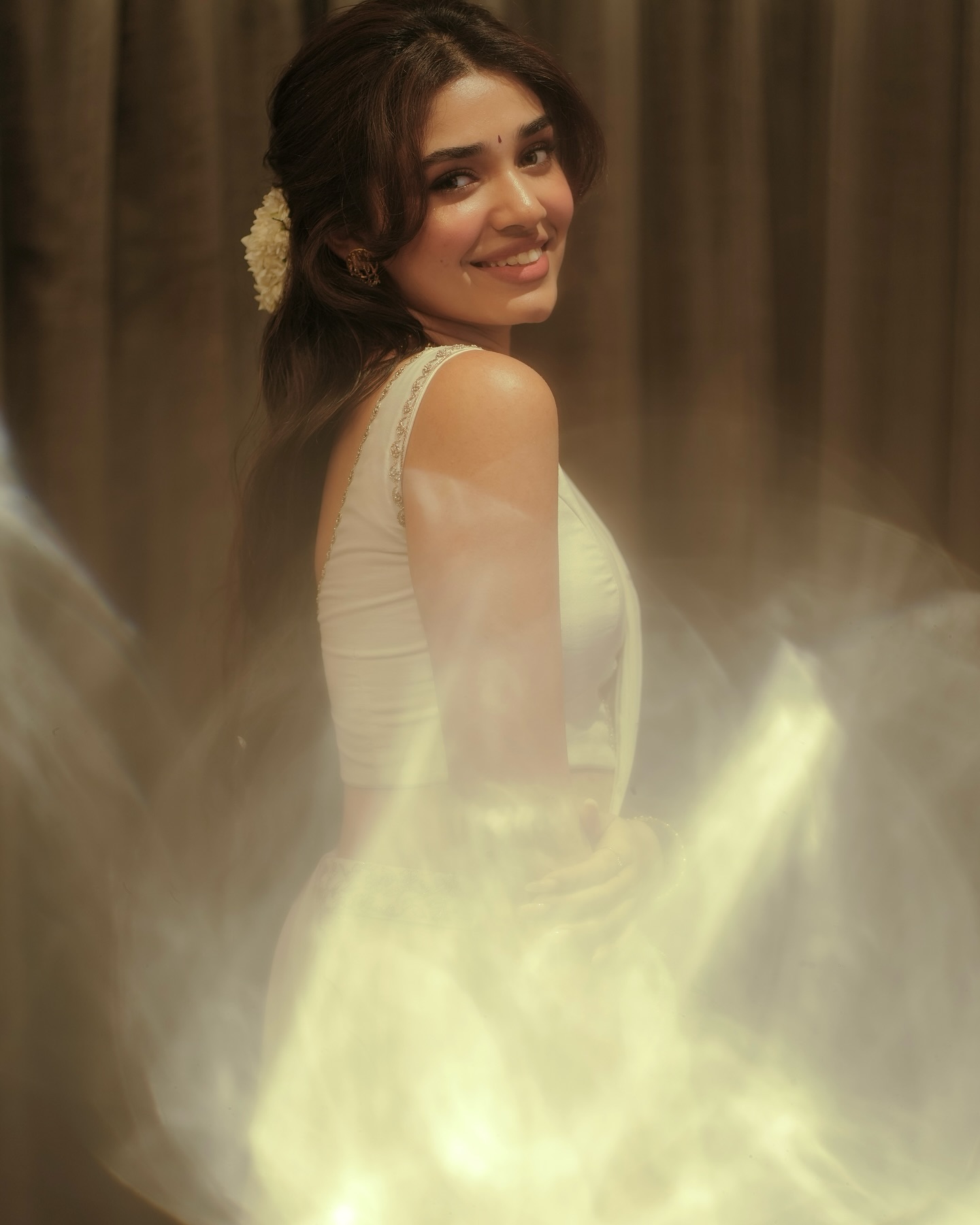 Krithi Shetty looked breathtaking in a traditional white saree adorned with a golden border.