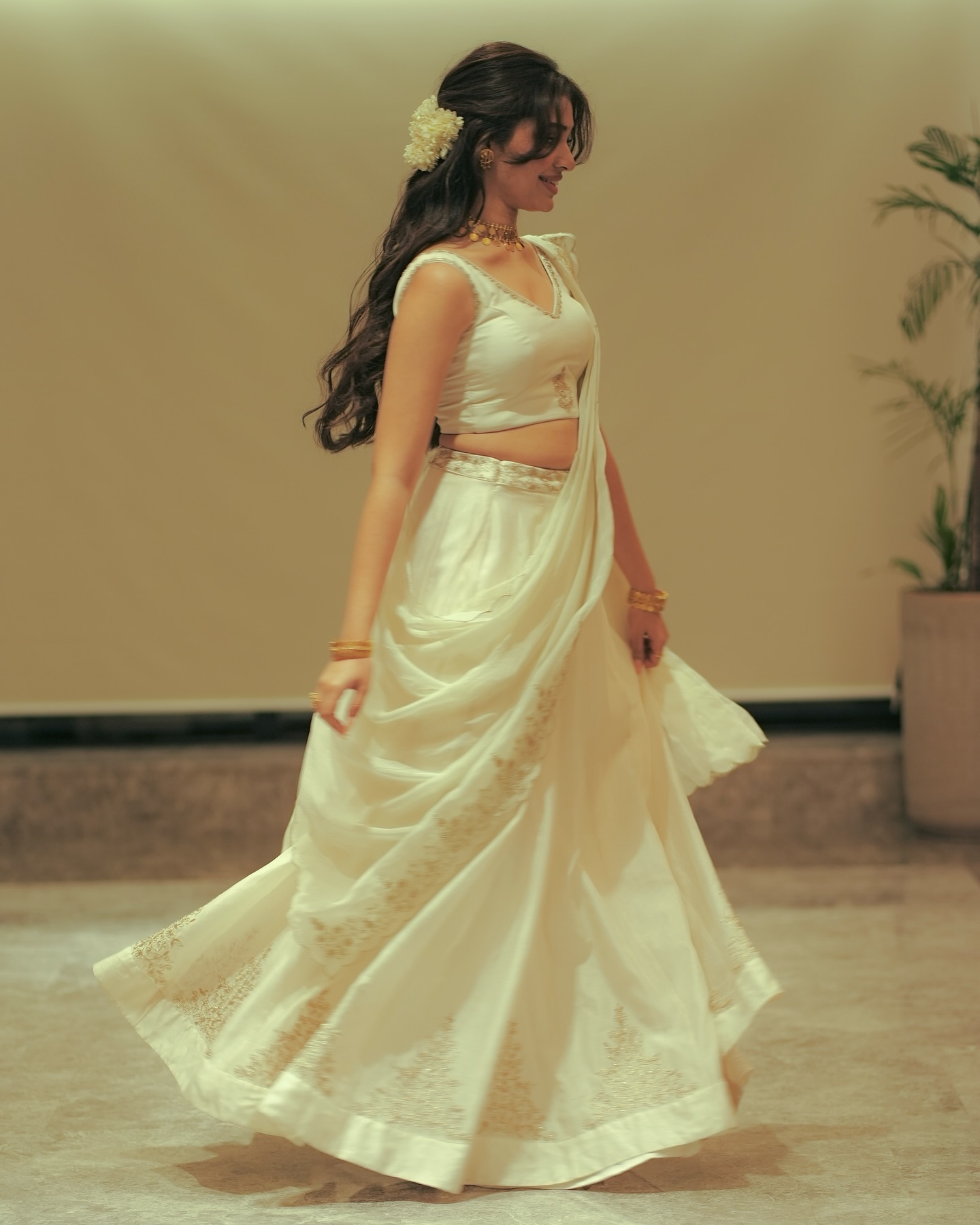 Krithi Shetty looked breathtaking in a traditional white saree adorned with a golden border.