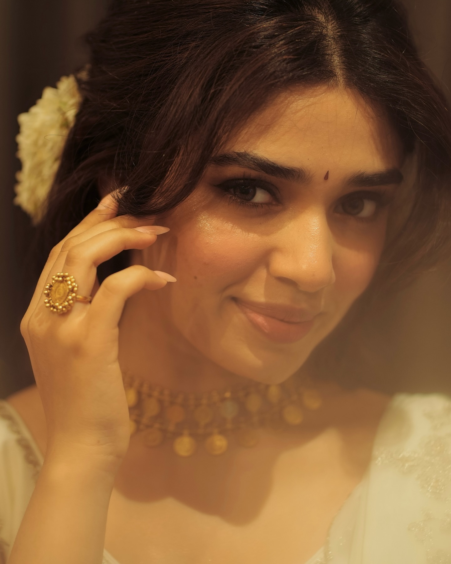 Krithi Shetty looked breathtaking in a traditional white saree adorned with a golden border.