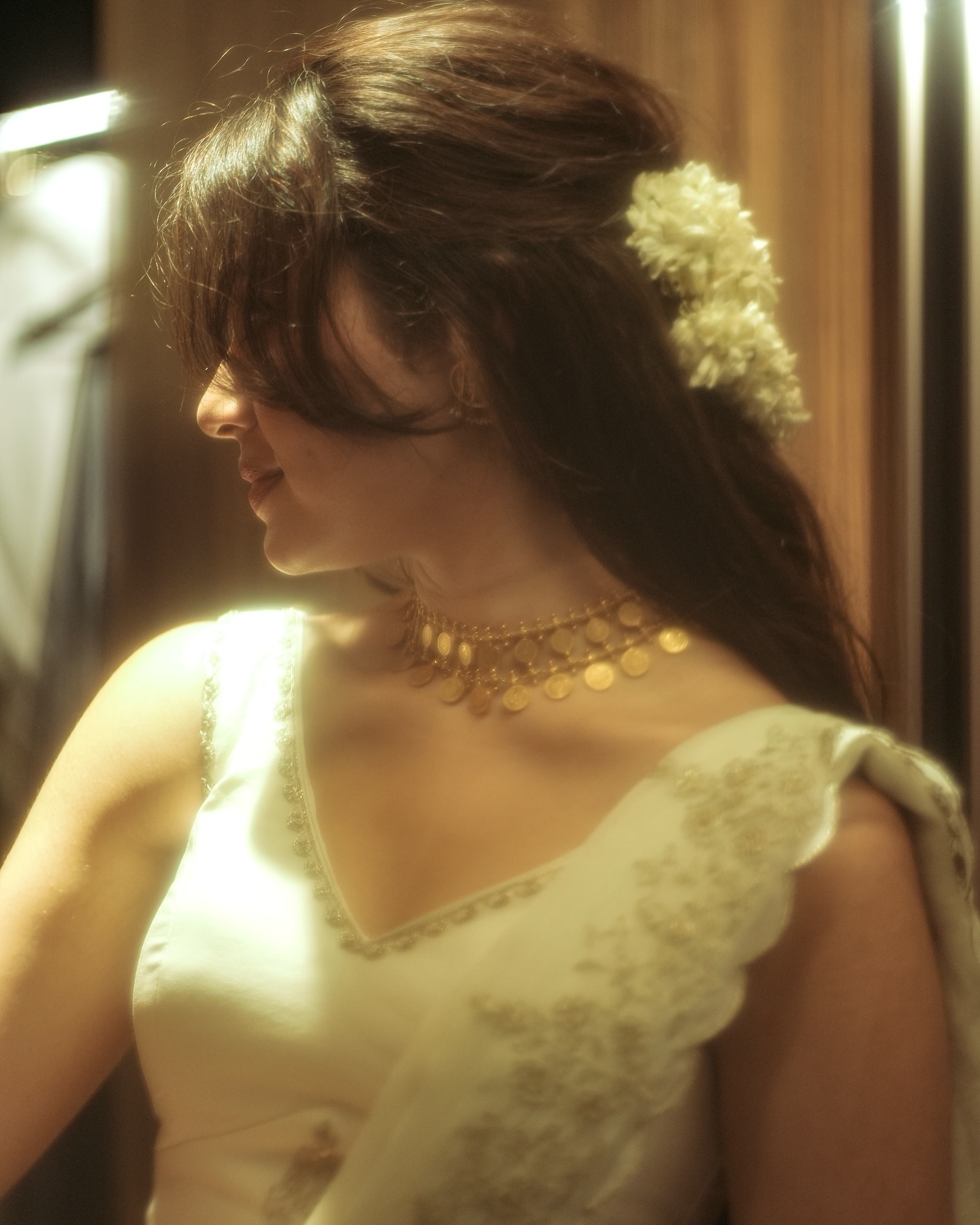 Krithi Shetty looked breathtaking in a traditional white saree adorned with a golden border.