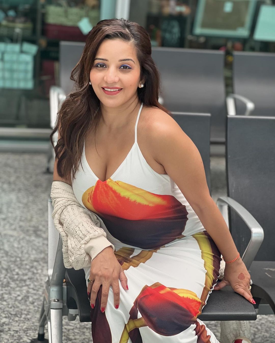 Monalisa wore a stunning floral bodycon dress