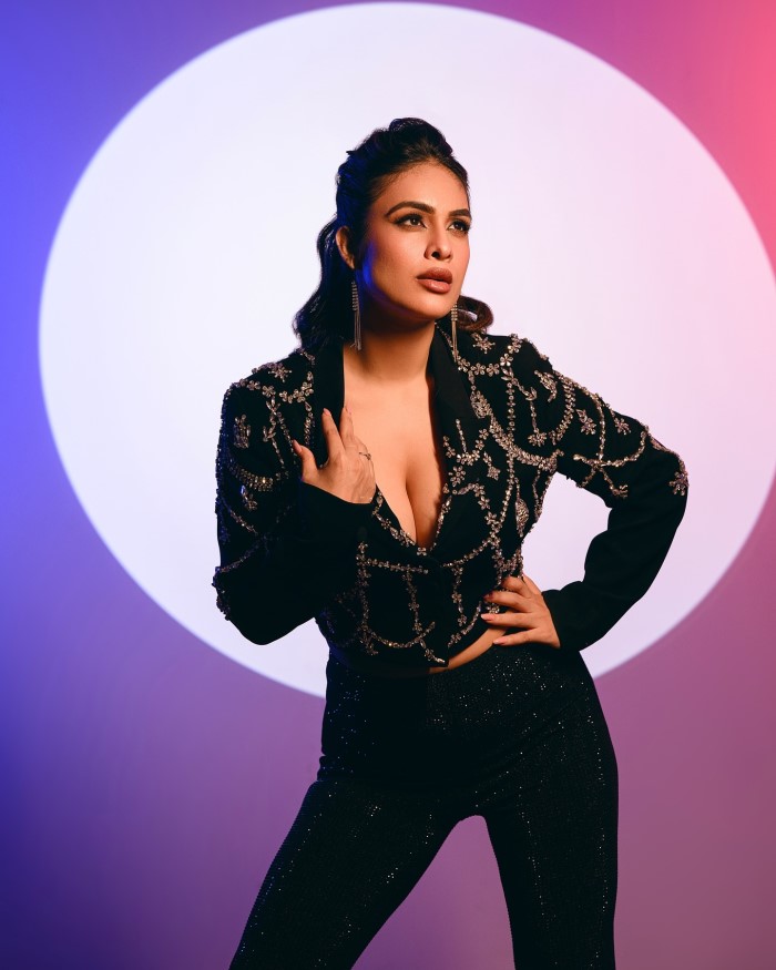 बता दे कि इस समय नेहा मलिक भोजपुरी इंडस्ट्री में नहीं बल्कि पंजाबी इंडस्ट्री में काफी ज्यादा एक्टिव है और उनकी एक्टिंग को काफी पसंद भी किया जाता है।