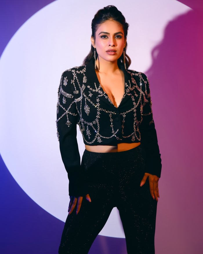 हालांकि नेहा मलिक को सोशल मीडिया पर भी काफी एक्टिव देखा जाता है और अक्सर वह इंस्टाग्राम के जरिए फैंस के साथ कुछ ना कुछ शेयर करती हुई भी नजर आती हैं।