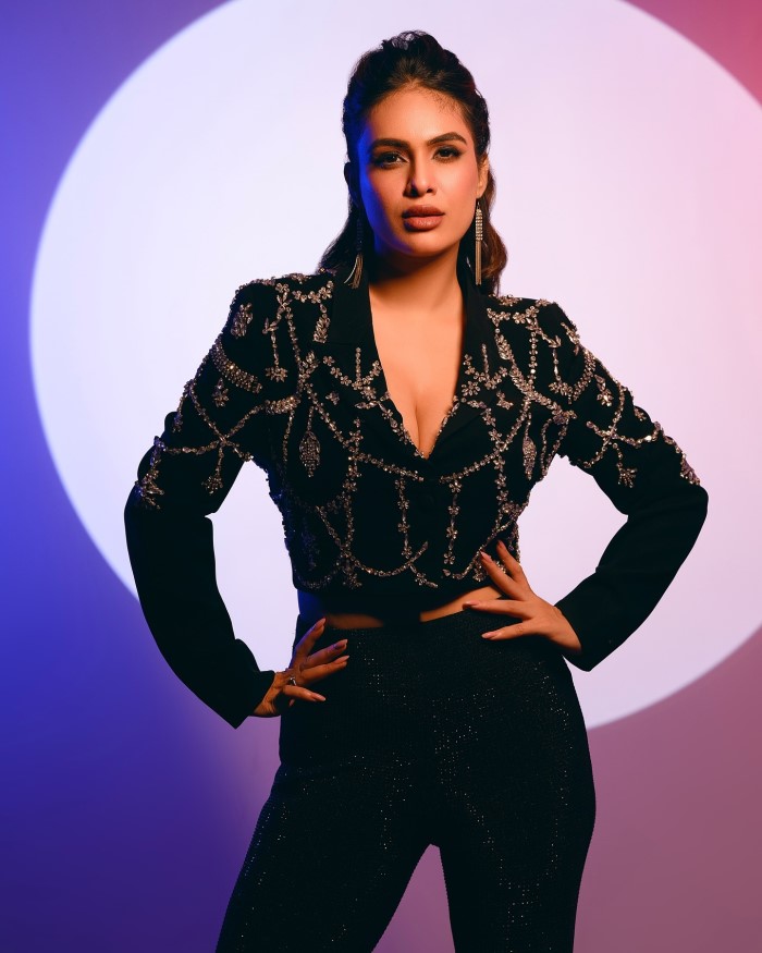 अब हाल ही में नेहा मलिक ने अपने कुछ बेहतरीन तस्वीरों को इंस्टाग्राम के जरिए शेयर कर दिया है। जो कि तेजी से वायरल हो रही है।