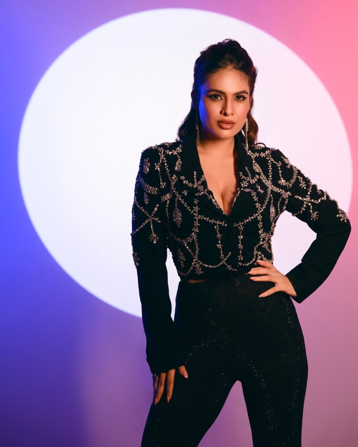 नेहा मलिक की तस्वीरों में देखा जा सकता है कि वह ब्लैक कलर के आउटफिट में नजर आ रही है और काफी ज्यादा हॉट भी दिख रही है।