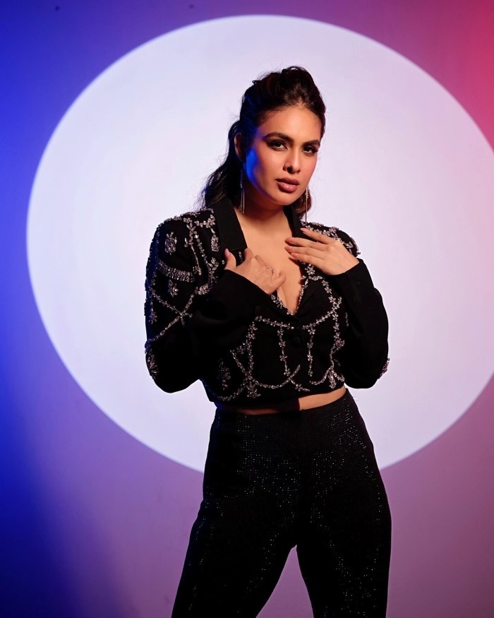 नेहा मलिक की यह ड्रेस काफी ज्यादा डीप नेक नजर आ रही है और इसमें उनका क्लीवेज भी साफ देखा जा सकता है।