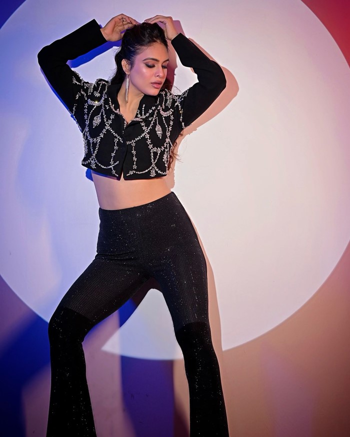 अब नेहा मलिक की इन तस्वीरों पर लगातार फैंस भी कमेंट करते हुए और उनकी खूब तारीफ करते हुए भी देखे जा सकते हैं।