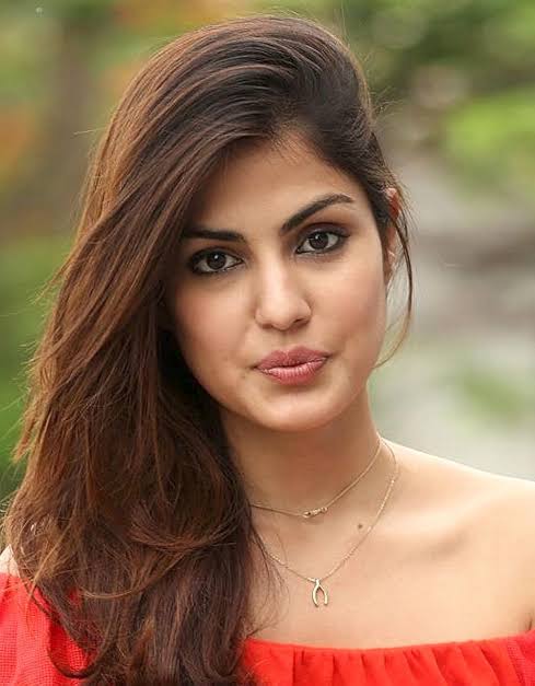 रिया चक्रवर्ती बॉलीवुड की एक मशहूर अभिनेत्री है और आपको बता दें कि इस समय खबर आ रही है कि वह बिजनेसमैन निखिल कामथ को डेट कर रही है
