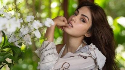 अभिनेत्री ने बताया कि जब मैंने उनसे सवाल किया तो दोस्तों ने कहा कि मेरे पीछे से उन्होंने मेरे माता-पिता को संभाला और वह लोग साथ में पीते थे और खाना भी खाते थे।