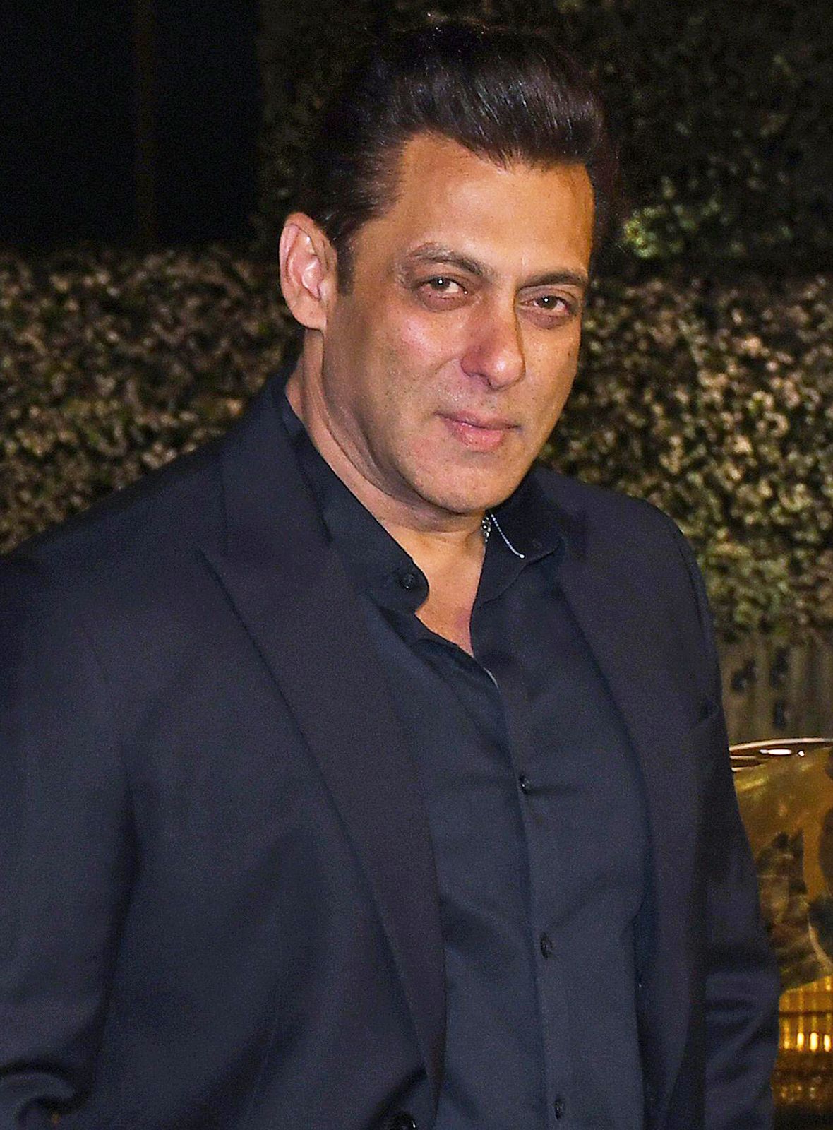 लेकिन अब एक लेटेस्ट रिपोर्ट में सामने आया है कि सलमान खान कहीं पर भी नहीं जा रहे हैं और वह बिग बॉस को होस्ट जरूर करेंगे