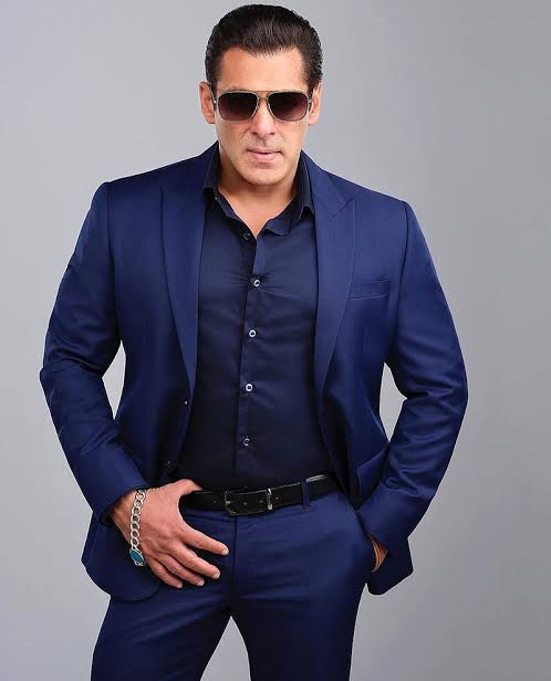 यहां तक कि सलमान खान का एक वीडियो भी तेजी से वायरल हो रहा था और इसमें वह सोफे से उठने में काफी ज्यादा स्ट्रगल करते हुए नजर आए