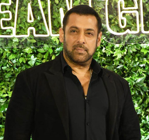 इस वीडियो को देखने के बाद में लोगों ने कयास लगाना शुरू किया कि सलमान खान इस बार सीजन 18 को होस्ट नहीं करेंगे