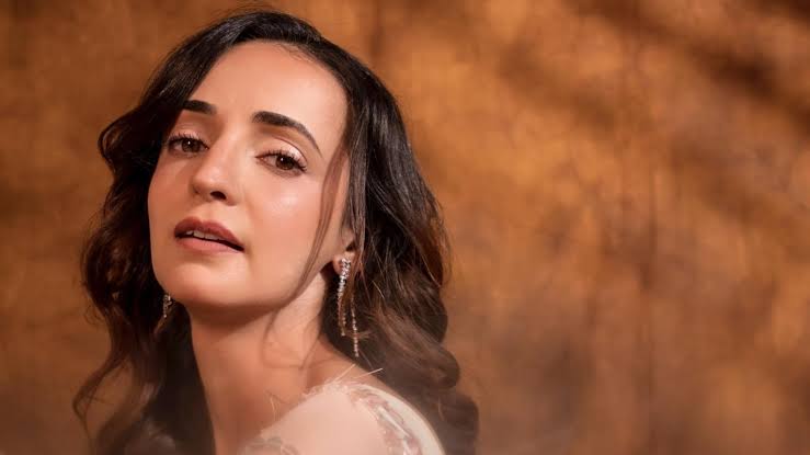 Hautterfly के साथ इंटरव्यू के दौरान सनाया ईरानी ने बात करते हुए बताया कि यशराज फिल्म्स की तरफ से उनको काजोल और आमिर खान की फिल्म फना के लिए ऑफर आया था