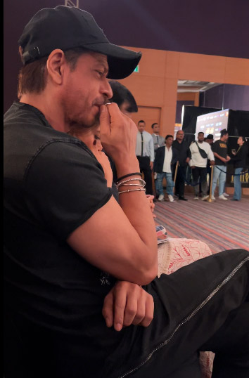 His new look has created a buzz on social media, with fans and media outlets sharing their thoughts and reactions.